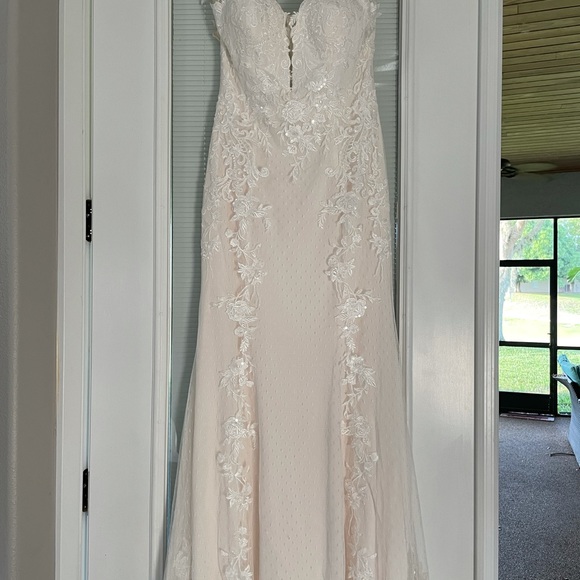 Brand New- Never Worn Wedding Dress - Picture 2 of 9